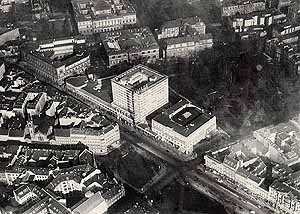 Bezirk Kreuzberg Stresemannstraße, Bild: (diagonal verlaufend) mit Europa-Haus, im Vordergrund: Askanischer Platz um 1935 (LB).