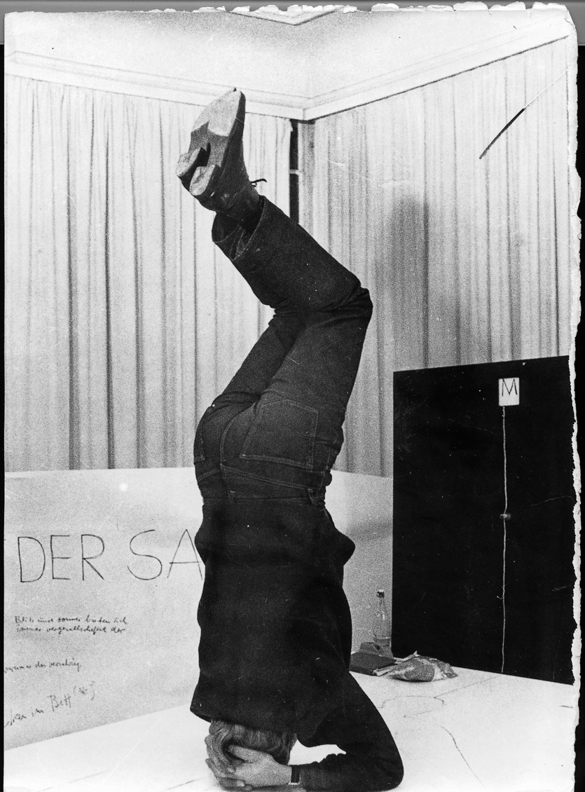 Kopfstand, Aktion „24 Stunden-Happening“, Bild: Villa Jährling/Galerie Parnass, Wuppertal 05.06.1965. Foto © Ute Klophaus.